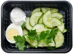 Салат из свежего огурца, яйца и зелени со сметаной