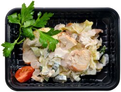 Салат из запечённой курицы со свежим огурцом, семечками кунжута и острой заправкой